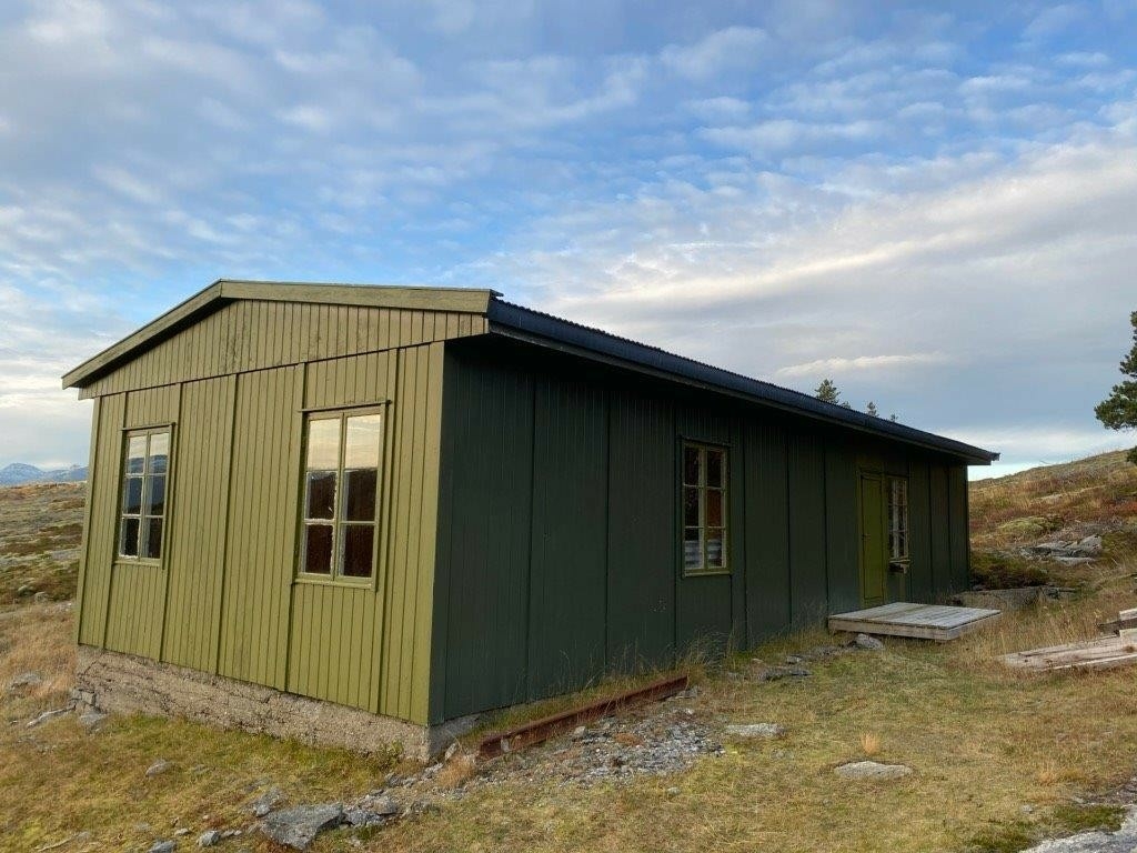 Kontorbrakka på kystfortet ligger ved en vei, ute i terrenget. Bygningen er malt grønn og har vinduer med sprosser. Den er flyttet fra Mosjøen og gjenoppbygd på Grønsvik kystfort. Fortet ble etablert i 1942. Det ligger på en framskutt fjellpynt ved Stokkvågen på fastlandet i Lurøy, og dekker et område på ca. 87 000 kvadratmeter. Her finnes en rekke kanonstillinger, bunkere, fjellanlegg, nærforsvarsstillinger, brakker og et større museumsbygg. Området er tilrettelagt for publikum med skiltede gangstier