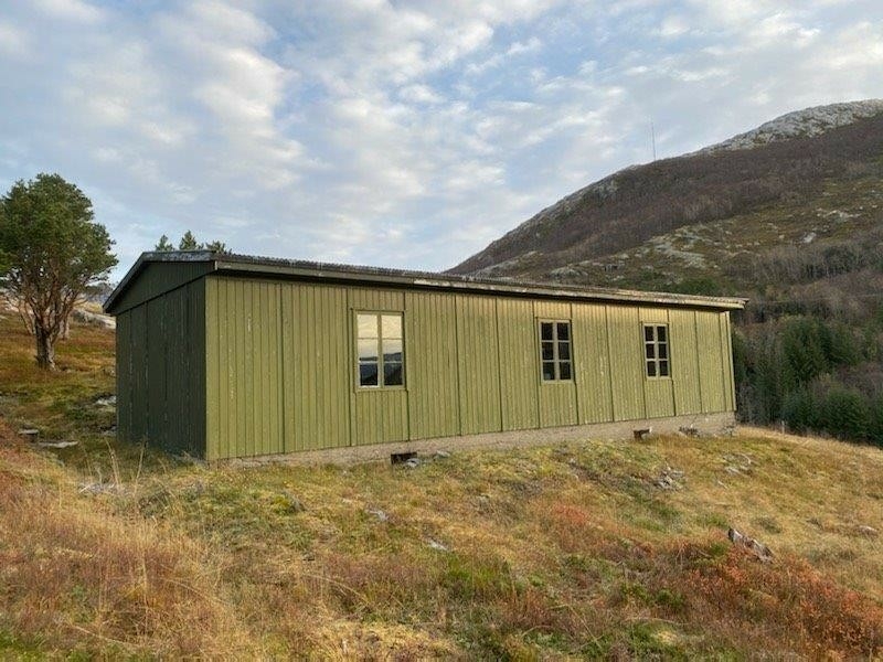 Kontorbrakka på kystfortet ligger ved en vei, ute i terrenget. Bygningen er malt grønn og har vinduer med sprosser. Den er flyttet fra Mosjøen og gjenoppbygd på Grønsvik kystfort. Fortet ble etablert i 1942. Det ligger på en framskutt fjellpynt ved Stokkvågen på fastlandet i Lurøy, og dekker et område på ca. 87 000 kvadratmeter. Her finnes en rekke kanonstillinger, bunkere, fjellanlegg, nærforsvarsstillinger, brakker og et større museumsbygg. Området er tilrettelagt for publikum med skiltede gangstier