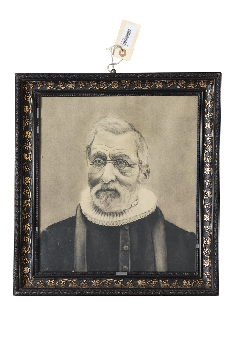 Trolig fotografi av det bilde som henger i Hoff kirke og er malt av Eyolf Soot, Bie er avbildet i prestedrakt og har kvitt skjegg og bærer briller, trerammer med forgylte gipsforsiringer