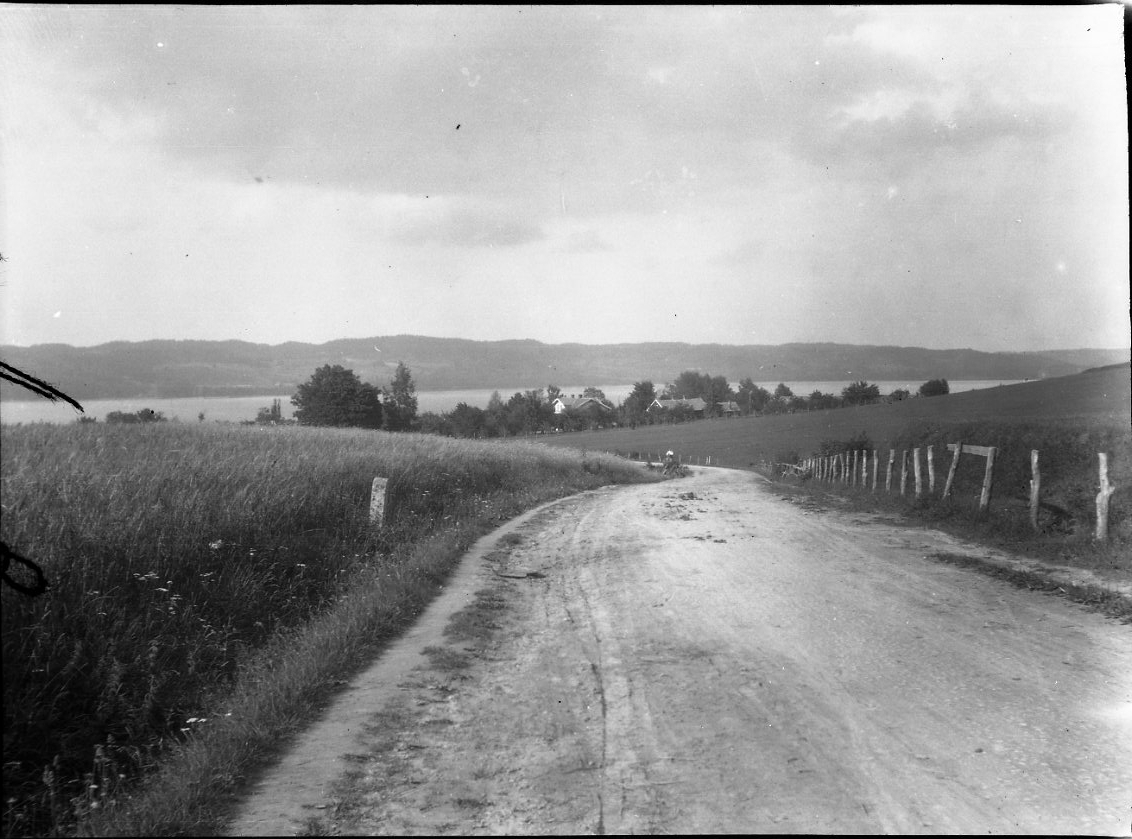 Landsväg i Skärstad socken med Kaxholmsbacken och Landsjön. Hunneryds gård till höger.