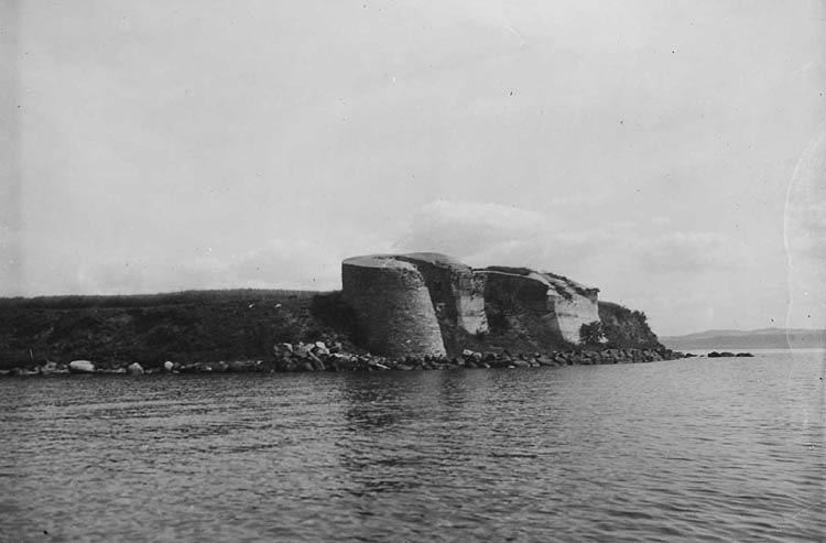 Näs slott är en borgruin från 1100-talet på Visingsös södra spets.