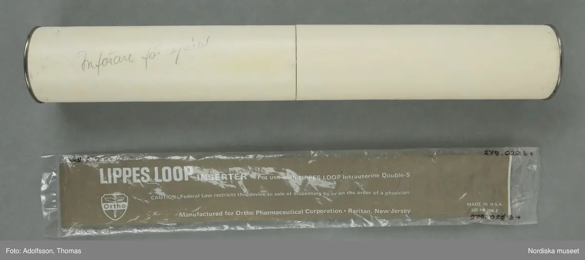 Huvudliggaren:
"a-b+, Spiral, preventivmedel, med införare, plast; spiralerna av smidigt vitt plastmaterial (får endast handhas av läkare); införaren också av plst, 22 ,5 cm lång; 'Trademark Gynekoil Ortho Intrauterine Device / Made in USA'; i originalförpackning med mått 5 x 14,5 cm."