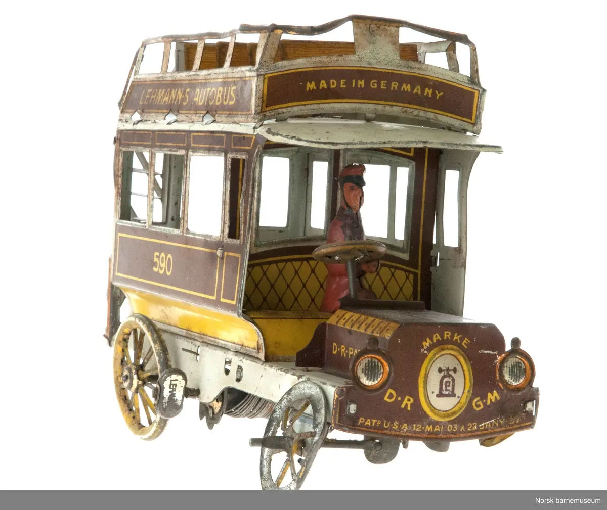 En lekebuss med vindeltrapp bak, og sjåfør med hatt fremme. det er en to etasjes buss, med åpen tak på toppen.  Bussen er opptrekkbar.