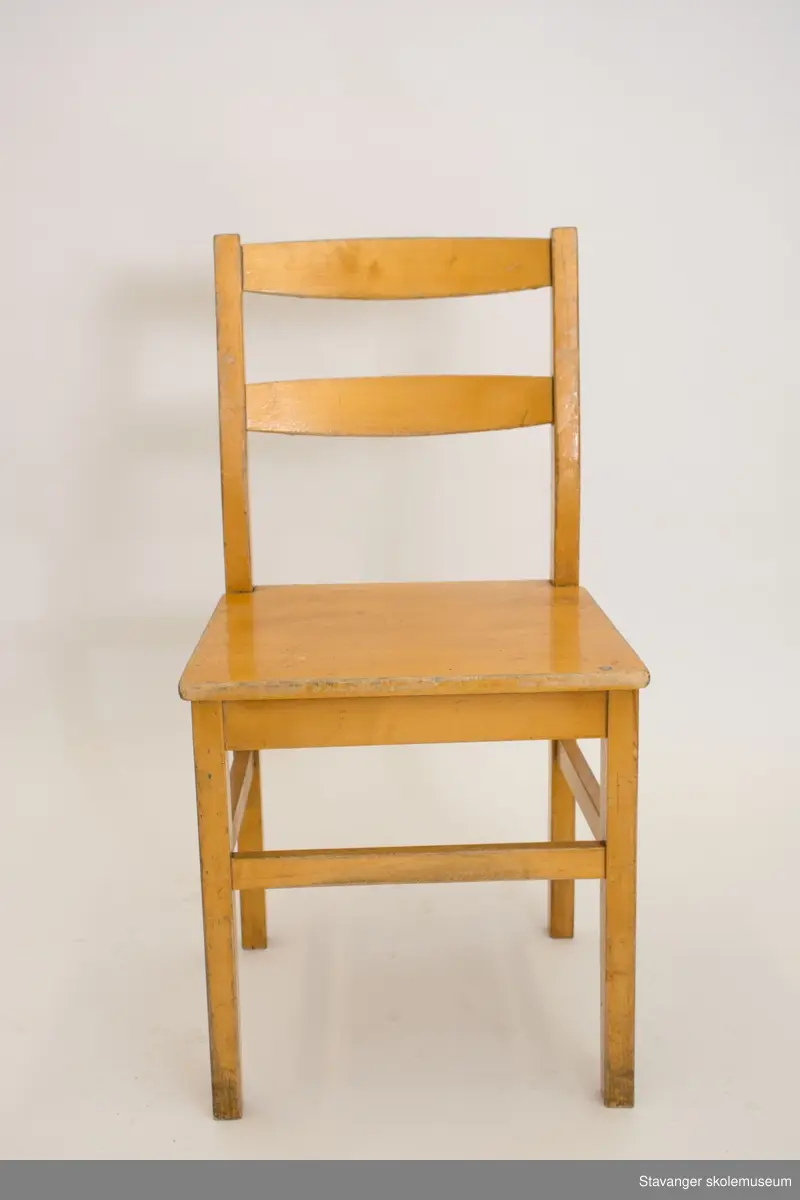 Elevstol av bjørk med rette bein og sprosser. To horisintale ryggbrett.