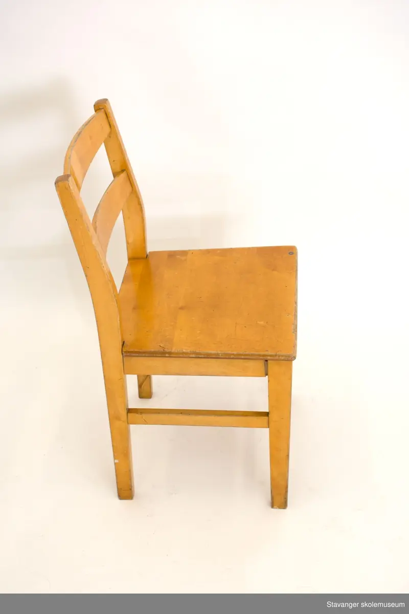 Elevstol av bjørk med rette bein og sprosser. To horisintale ryggbrett.