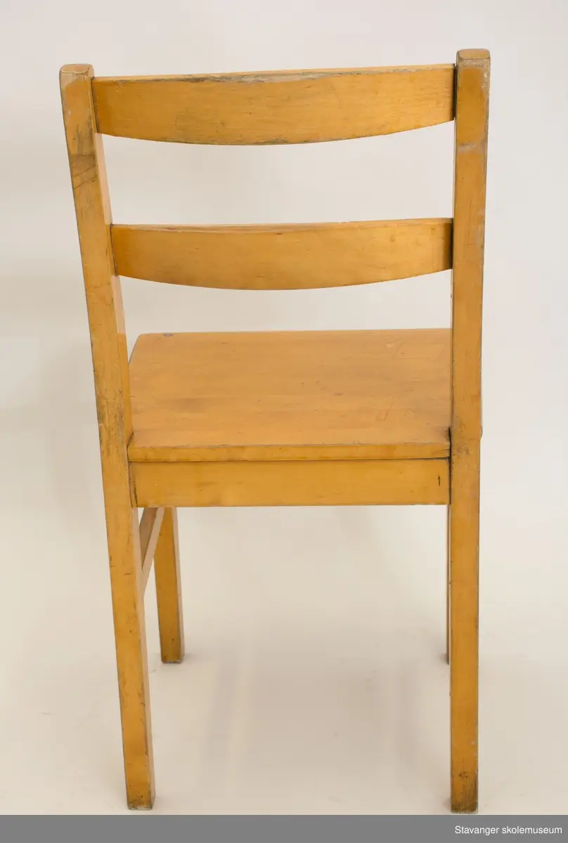 Elevstol av bjørk med rette bein og sprosser. To horisintale ryggbrett.