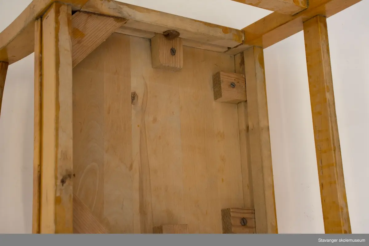 Elevstol av bjørk med rette bein og sprosser. To horisintale ryggbrett.