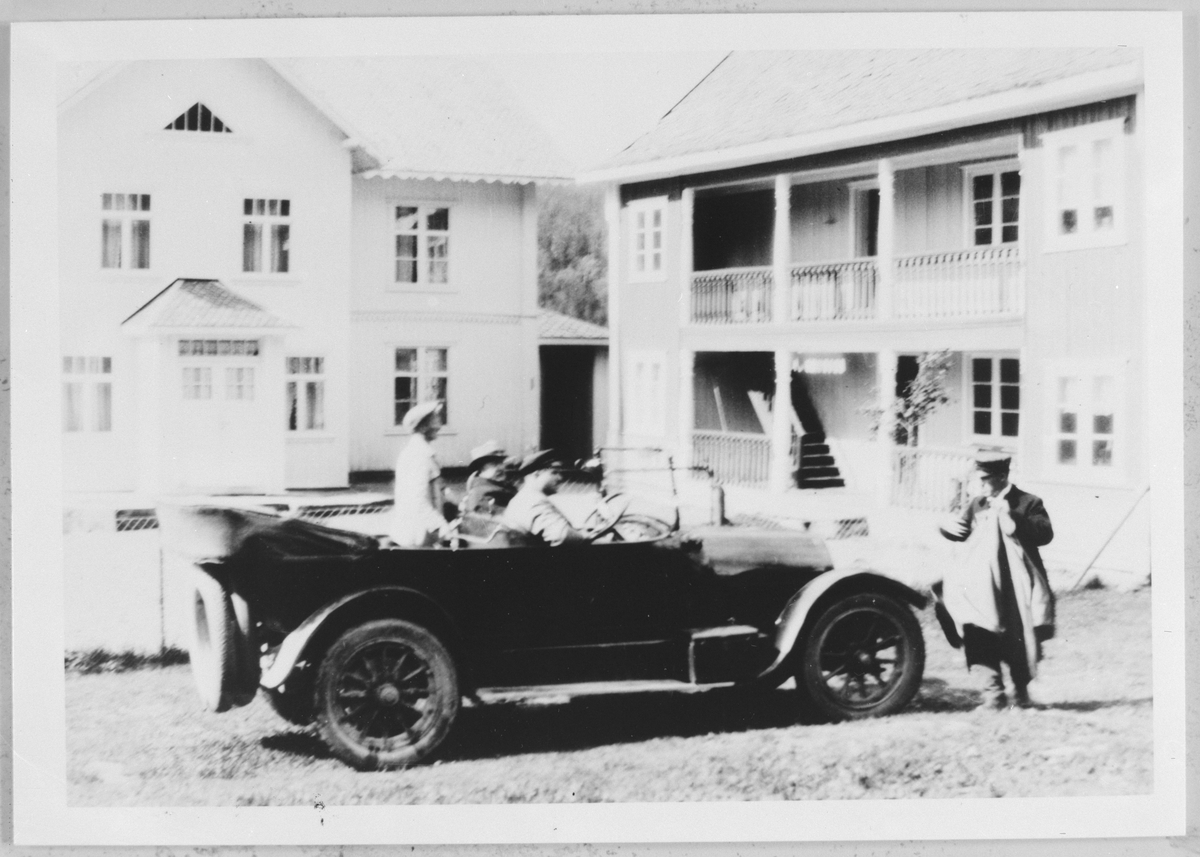 Dei to våningshusa på Flatigarde, Etnedal, i 1926.