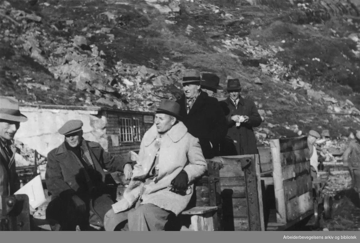 Statsminister Einar Gerhardsen og overingeniør Edvard Svanøe (til venstre for ham) på befaring ved Aura-anlegget i Sunndal, 1. oktober 1945.