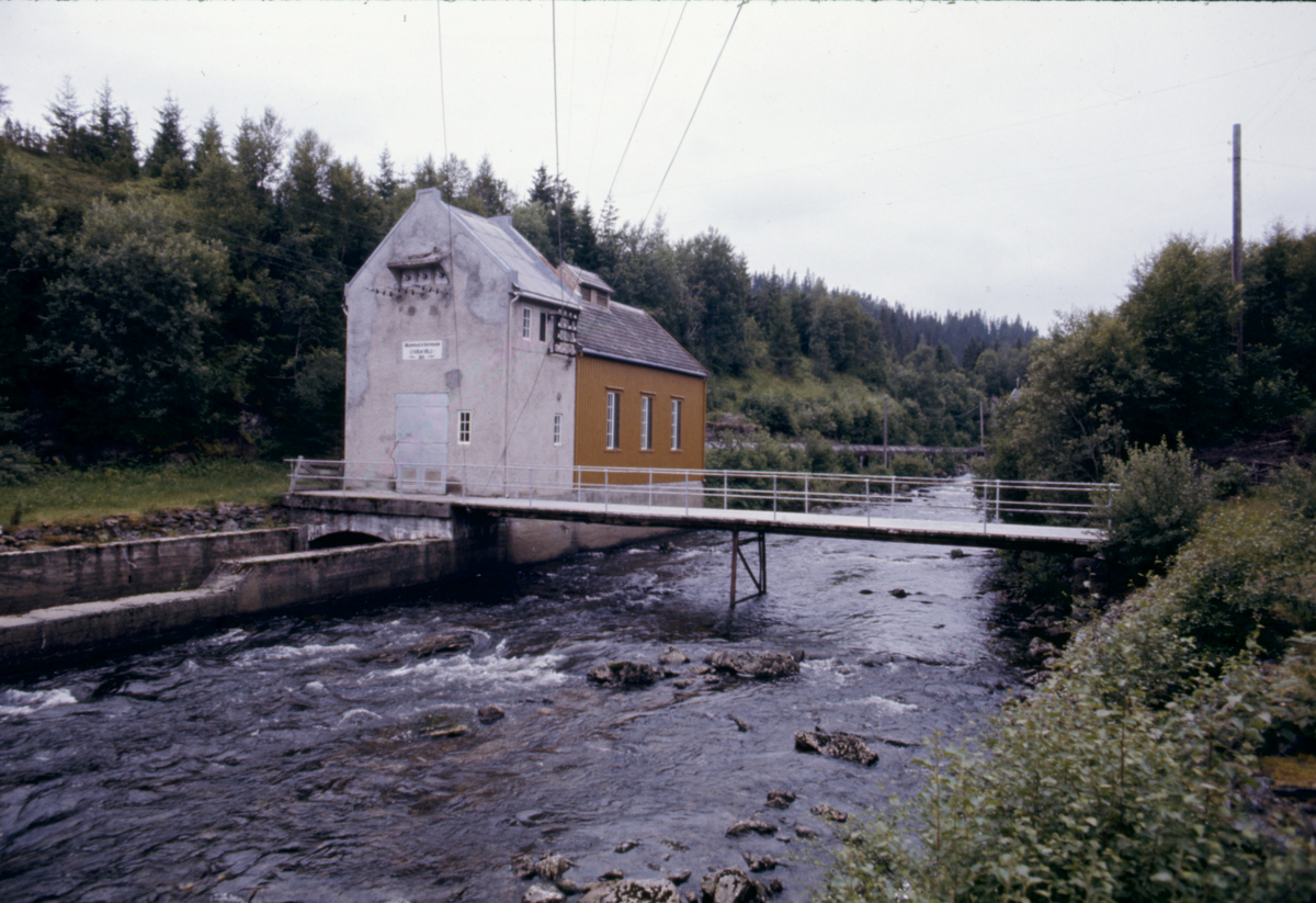 Lite kraftverk ovenfor Skjenaldfoss.