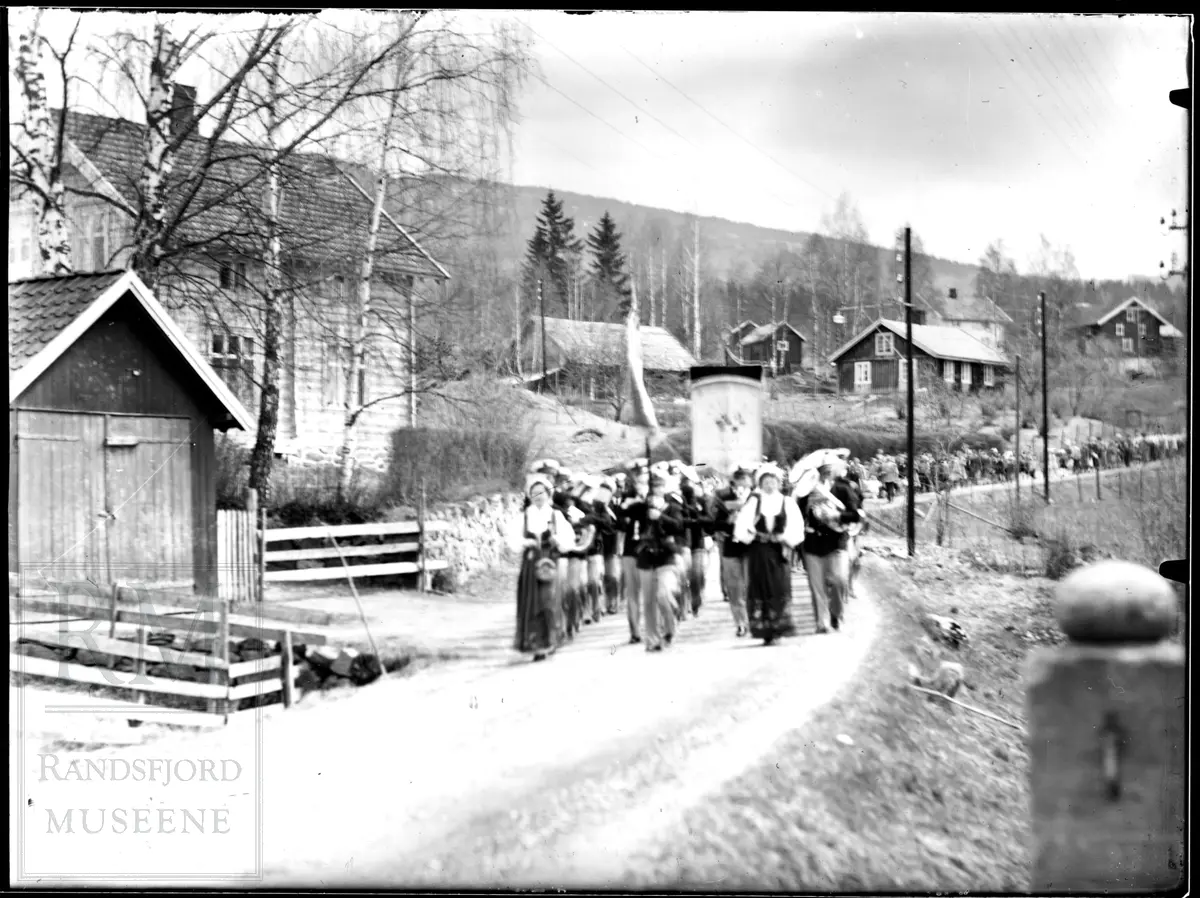 17. mai tog kommer Ålsvegen på Jaren med musikkorps i fronten.