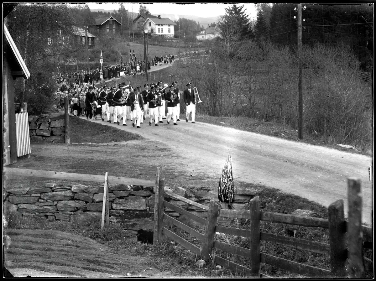 17. mai tog kommer Ålsvegen på Jaren med musikkorps i fronten.
