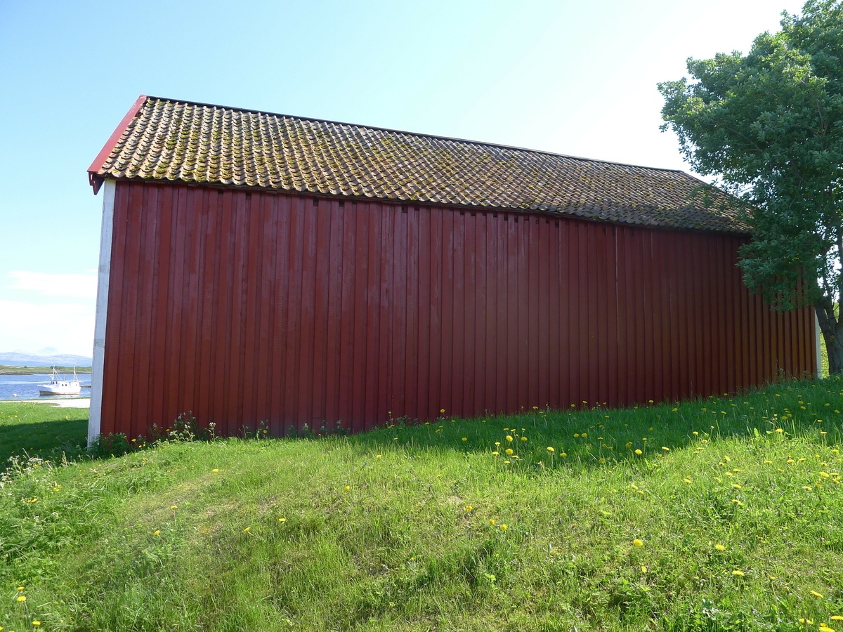 Storbåtnaust fra 1870-tallet, som i 1979 ble flyttet og gjenreist på bygdetunet. Naustet er i to etasjer, i reisverk. Fundamentet består av tørrmur. Utvendig har bygningen rødmalt tømmermannskledning. Et nyere vindu er satt inn i seinere tid. Åpning mot sjøen i form av en port. Første etasje har ikke gulv, mens andre etasje har tregulv som er lagt på limtreplater. Åstak med stående tro, og takrenner i form av trerenner. Naustet hadde opprinnelig bordtak, seinere ble tegl lagt som taktekke. Gammel taktro gjenfinnes som gulv flere steder i bygningen. Naustet brukes til utstilling. Det huser nå bygdesamlingens 14 tradisjonsbåter og diverse annet maritimt utstyr.