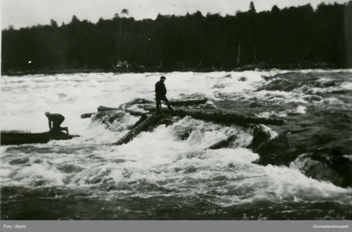 Tømmerfløtere i Skogfossen.