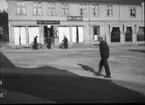 Stadsbild från Tromsö. På en husfasad skyltar för 