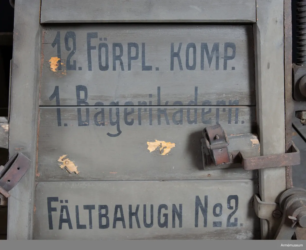 Grupp  I III.
Fältbakugn nr 2 tillverkad i Södertälje 1916 med föreställare nr 14, med tillbehör.
Märkt "12 FÖRPL. KOMP. 1. Bagerikadern. FÄLTBAKUGN No 2".