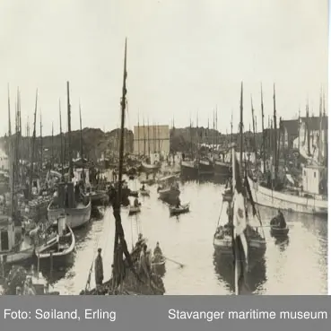 Flere fiskebåter på Kvitsøy.