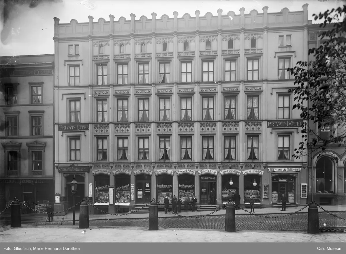 forretningsgård, utstillingsvinduer, Søstrene Waalens Hotel, menn, gutter