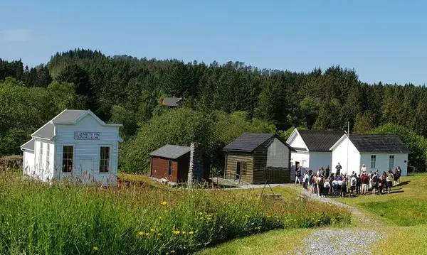 Gruppe på omvisning i prærielandsbyen
