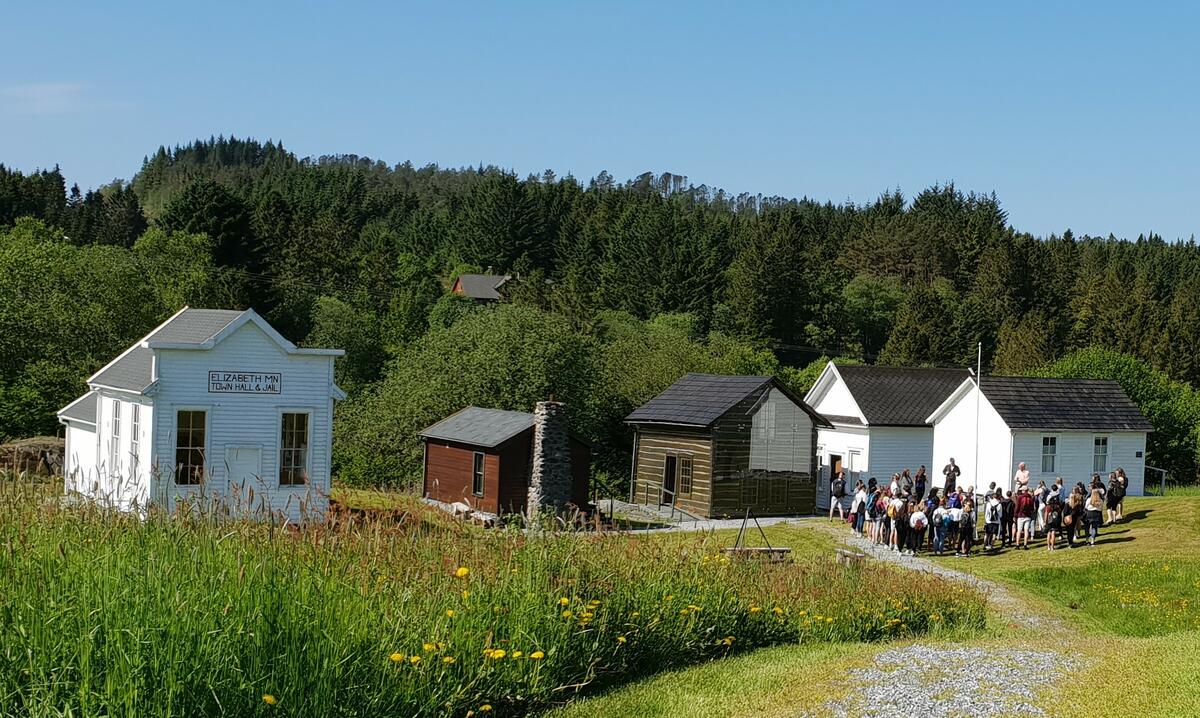 Gruppe på omvisning i prærielandsbyen