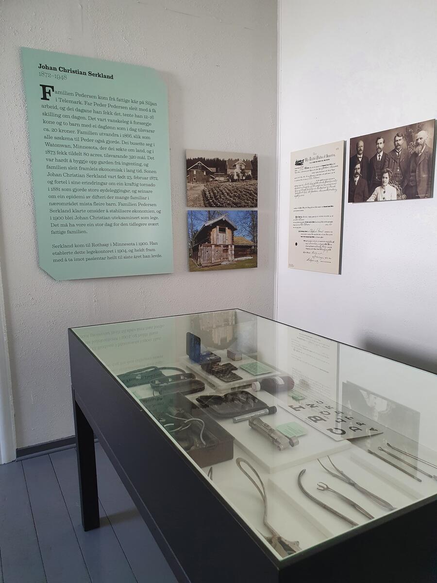 Utstillingsmonter med legeutstyr, inventar i legekontoret