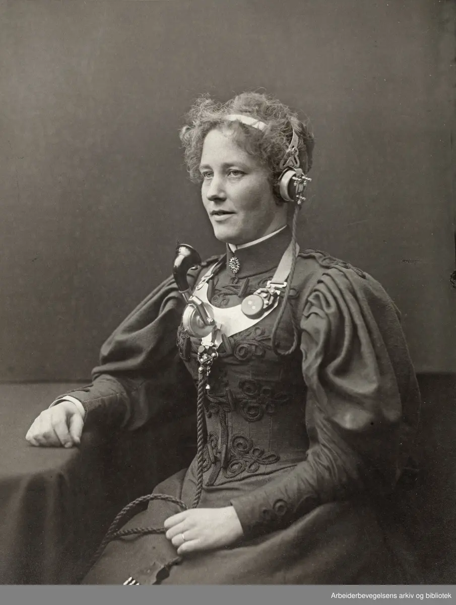 Ragna Klausen, som laget sin egen "uniform". I 1894 begynte sentralborddamene med den da nye "Skjold og Hodetelefonen".