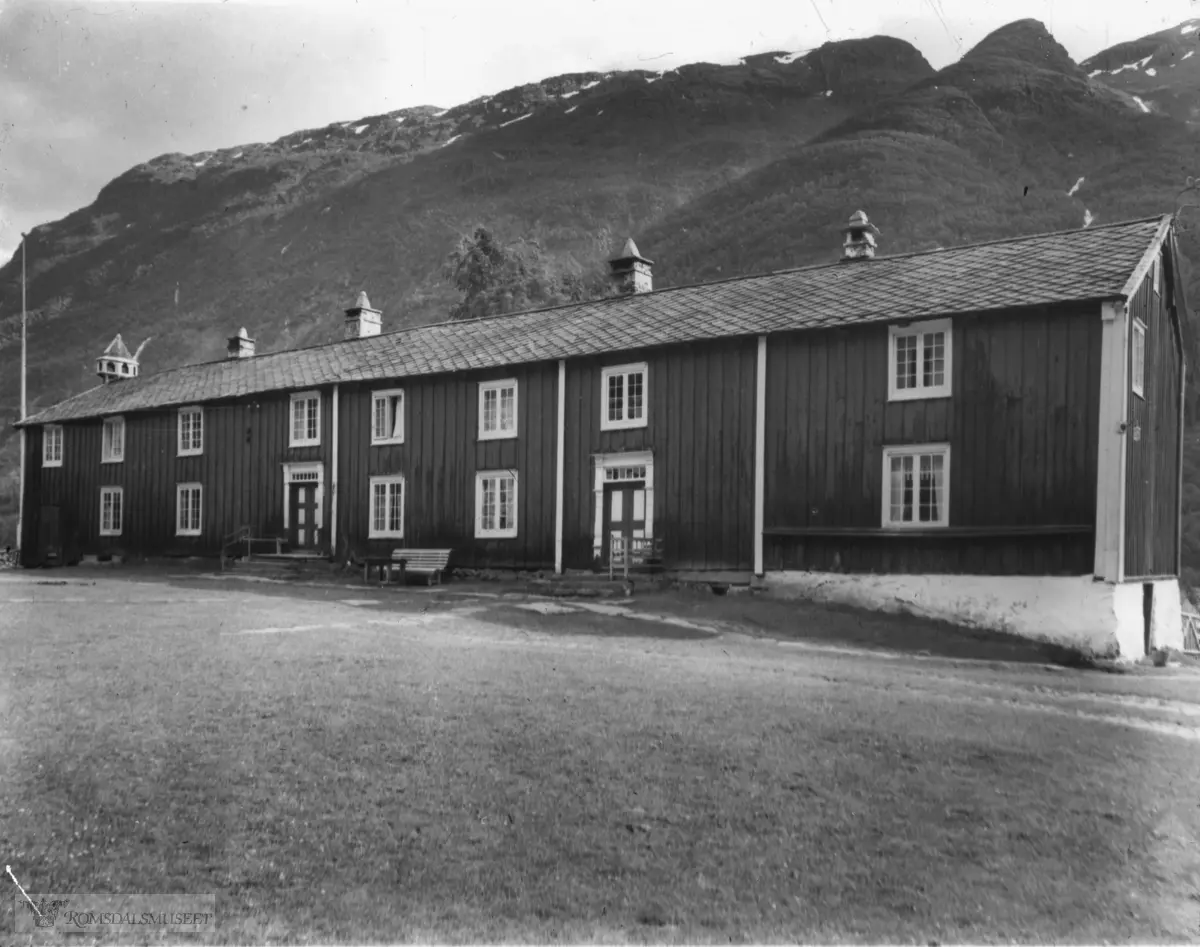 "309"? "Storfale, Sunndal" "-49"..Bildet er nummerert som 23. I Ole Lind Schistad sin bok "Arkitektonisk Kartlegging av den eldre bebyggelse i Møre og Romsdal"