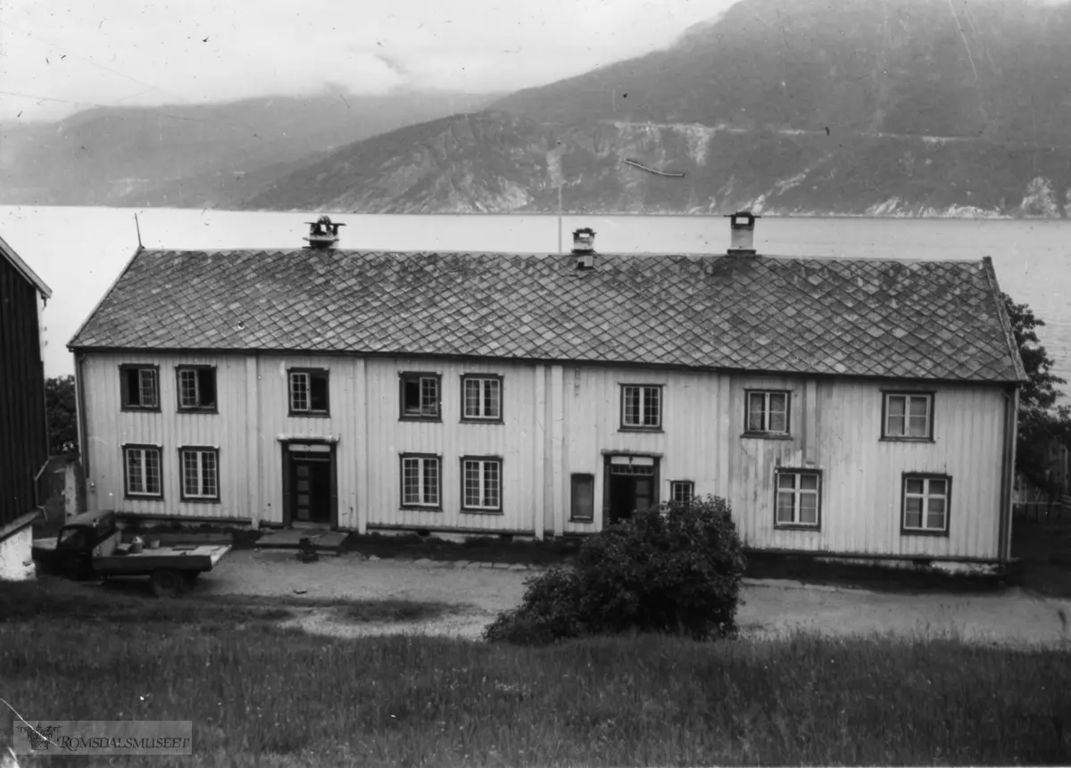 "199" "Opdøl. Sunndalsfjord" "Alvundeid" "-49" Bildet er nummerert som 152b. I Ole Lind Schistad sin bok "Arkitektonisk Kartlegging av den eldre bebyggelse i Møre og Romsdal"