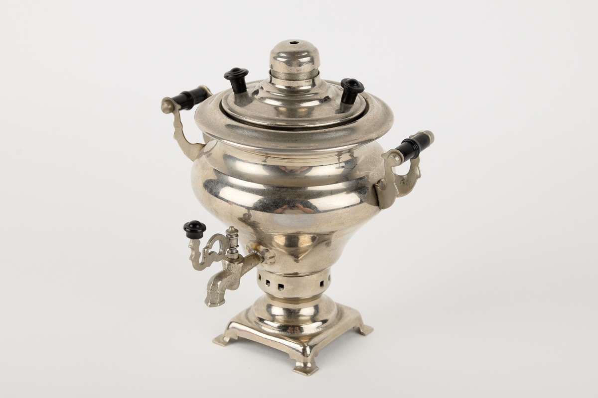 En liten russisk samovar, trolig kjøpt som suvenir. Innskrift på russisk (kyrillisk) på lokket.