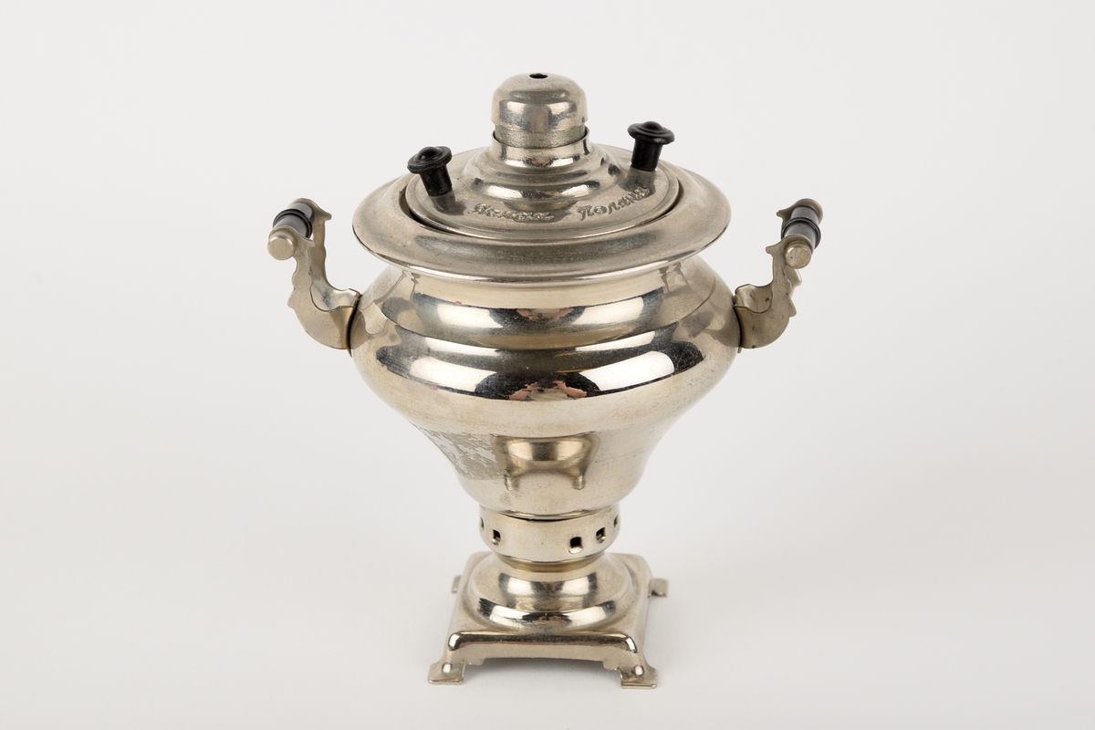 En liten russisk samovar, trolig kjøpt som suvenir. Innskrift på russisk (kyrillisk) på lokket.