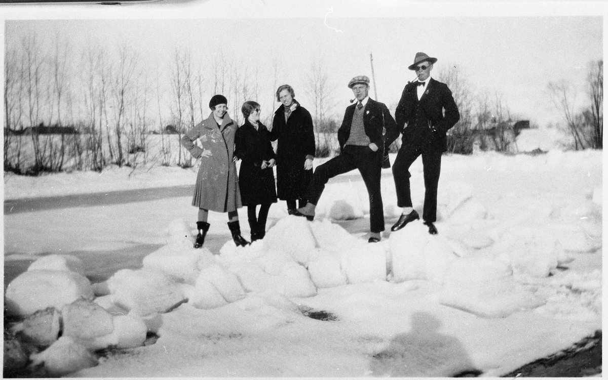 Lillly Dahl (g.Johannesen), Ester Hagen (g.Johannesen), Margit Dahl (g.Bredesen), Nils Dulsrud, og Per Faraas. Bilde tatt på Håjendammen i Lenaelva, og de står trolig på rester etter saging av isblokker. Lena Meieri pleide om vinteren få noen til å sage isblokker på Håjendammen. Disse blokkene var ofte 50-60 cm. i kvadrat hvis isen var så tjukk, og det var den ofte. Det ble kjørt 3-5 blokker på en slede med hest til sagflishuset ved meieriet, der de ble lagret til bruk på sommeren. Karene pleide sitte på en jutesekk oppå isblokkene når de kjørte, noe informanten forteller at de som unger syntes så veldig kaldt ut. Det var veldig spennende å se på karene når de brukte de store issagene. Etterpå måtte ungene passe seg for ikke å gå ut på slike isfri renner når de gikk på skøyter. Det ble slutt på iskjøringa da det kom elektrisk kjøleanlegg ved meieriet.