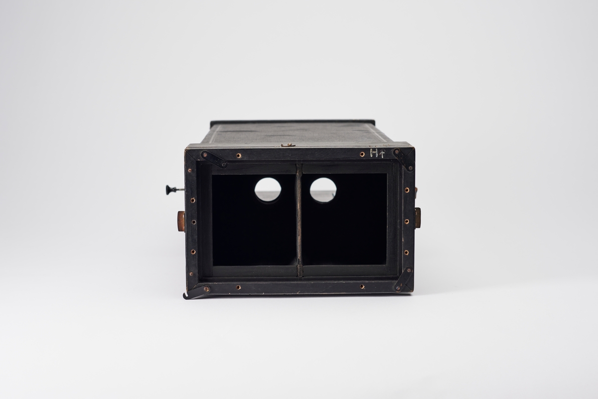 Kontaktkopieringsapparat for stereofotografier, med fire rammer. Stereokopieringsenheten ble produsert på slutten av 1800- til begynnelsen av 1900-tallet, og benyttet dagslys som lyskilde for å kontaktkopiere svart-hvitt glassplater. Denne tilhørte arkitekt Hans Grendahl (1877-1957).