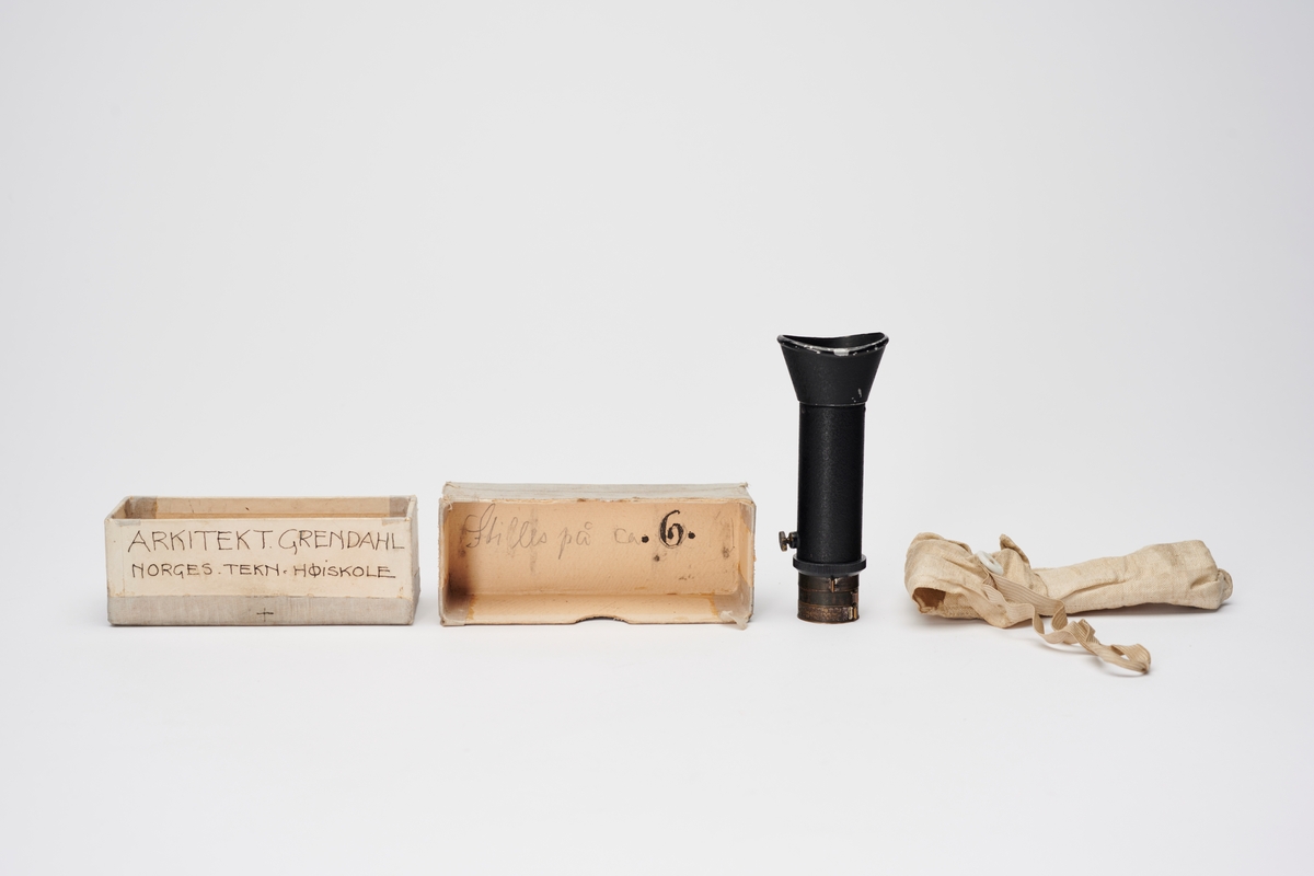 Justophot er en lysmåler eller et fotometer designet av Dr. Emil Mayer og produsert av firmaet hans, Drem, ca. 1924-1930.
En lysmåler eller et fotometer brukes til å måle lysstyrke. Ved å vri ringene i front vil man på denne lysmåleren finne riktig lukkertid og blenderåpning for å oppnå best mulig eksponering til angitt filmhastighet.