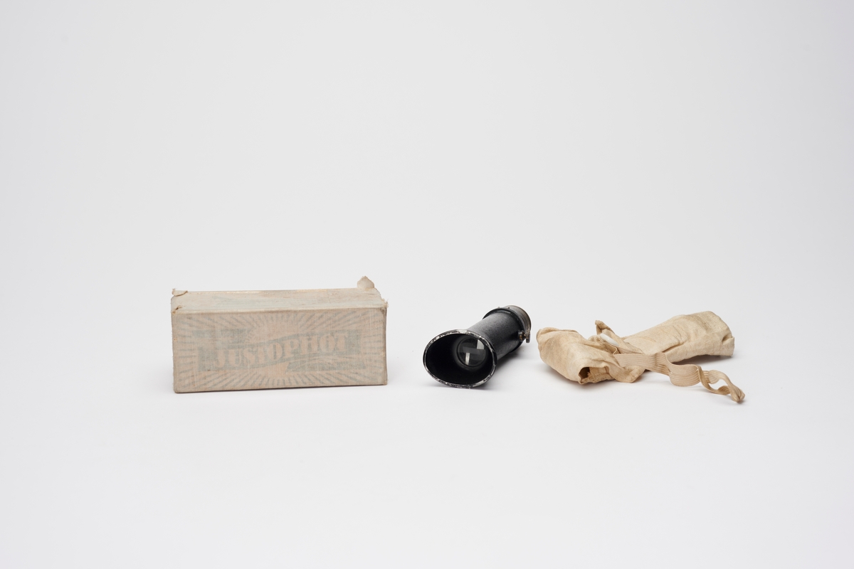 Justophot er en lysmåler eller et fotometer designet av Dr. Emil Mayer og produsert av firmaet hans, Drem, ca. 1924-1930.
En lysmåler eller et fotometer brukes til å måle lysstyrke. Ved å vri ringene i front vil man på denne lysmåleren finne riktig lukkertid og blenderåpning for å oppnå best mulig eksponering til angitt filmhastighet.
