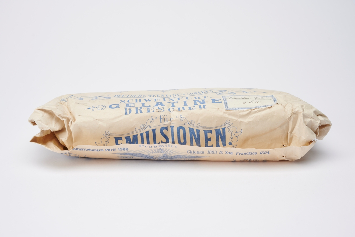 Rågelatin av høy kvalitet i originalpapir fra Deutsche Gelatine-Fabriken. Pakken tilhørte arkitekt Hans Grendahl (1877-1957). Denne typen gelatin ble ofte brukt til å lage emulsjon.