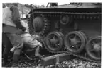 Maskinell utrustning. Lastning av stridsvagn m/42 från 25 tons stridsvagnsfärja av potonbro materiel.