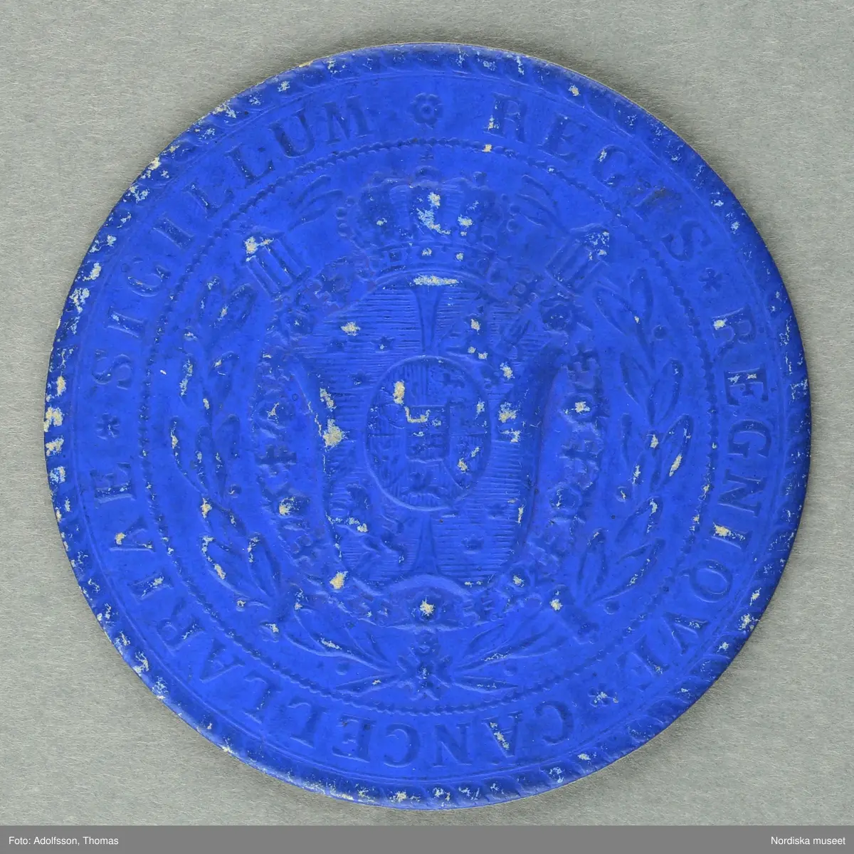 Huvudliggaren:
"Riksdagspolett. Af papp. På åtsidan läses: 'SIGILLUM [teckning] REGIS*REGNIQVE*CANCELLARIAE*'. 'Generalmajoren m.m. J.A. Hazelius för Vesterbottens län 1868', står skrifvet på frånsidan. [Överstruken text = Deposition af dr A. Hazelius i Stockholm. Ank. under år 1877.]
Enligt brev fr. Gunna Hazelius, dat. 19 dec. 1901 överlämnat som gåva."