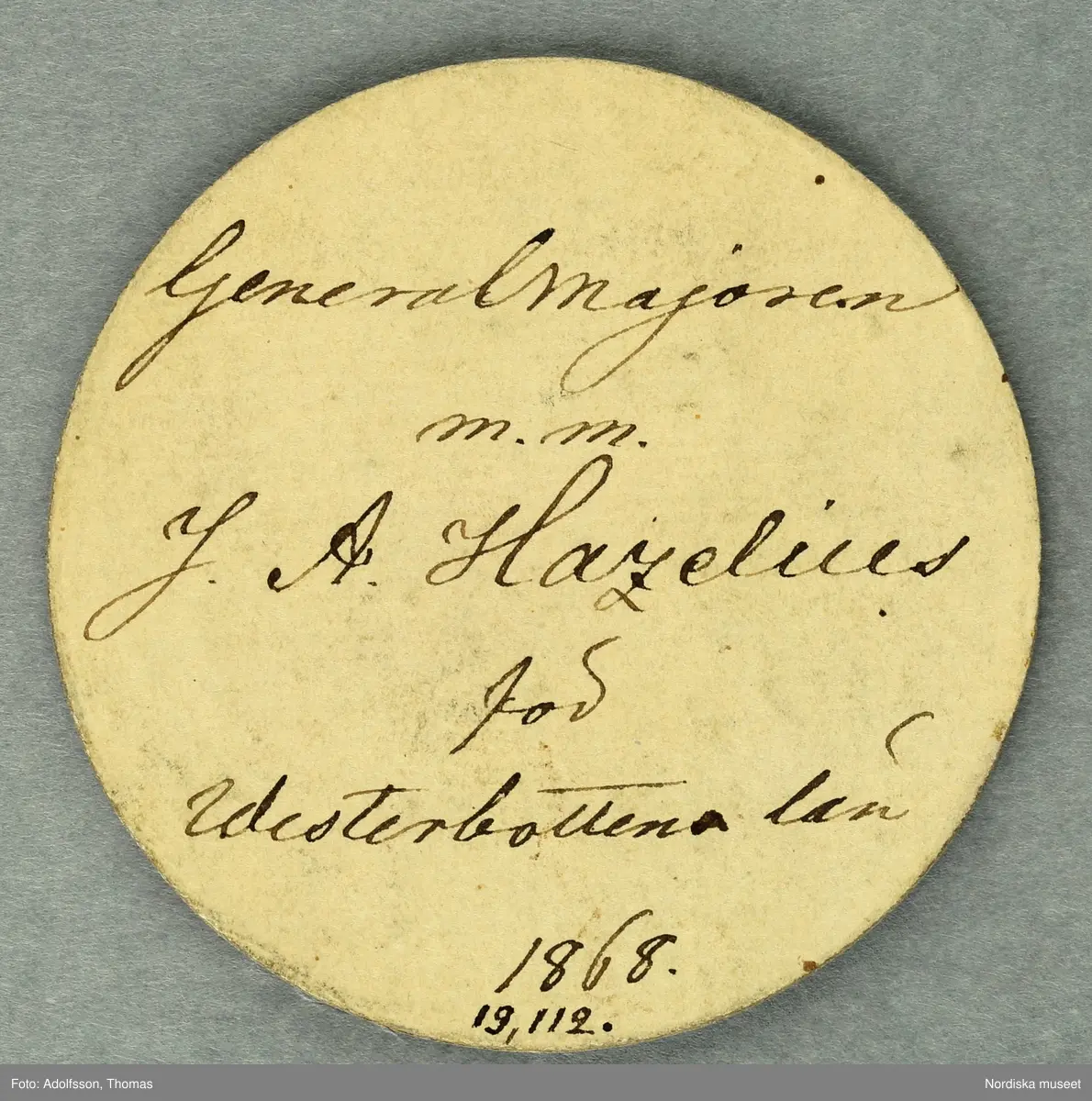 Huvudliggaren:
"Riksdagspolett. Af papp. På åtsidan läses: 'SIGILLUM [teckning] REGIS*REGNIQVE*CANCELLARIAE*'. 'Generalmajoren m.m. J.A. Hazelius för Vesterbottens län 1868', står skrifvet på frånsidan. [Överstruken text = Deposition af dr A. Hazelius i Stockholm. Ank. under år 1877.]
Enligt brev fr. Gunna Hazelius, dat. 19 dec. 1901 överlämnat som gåva."