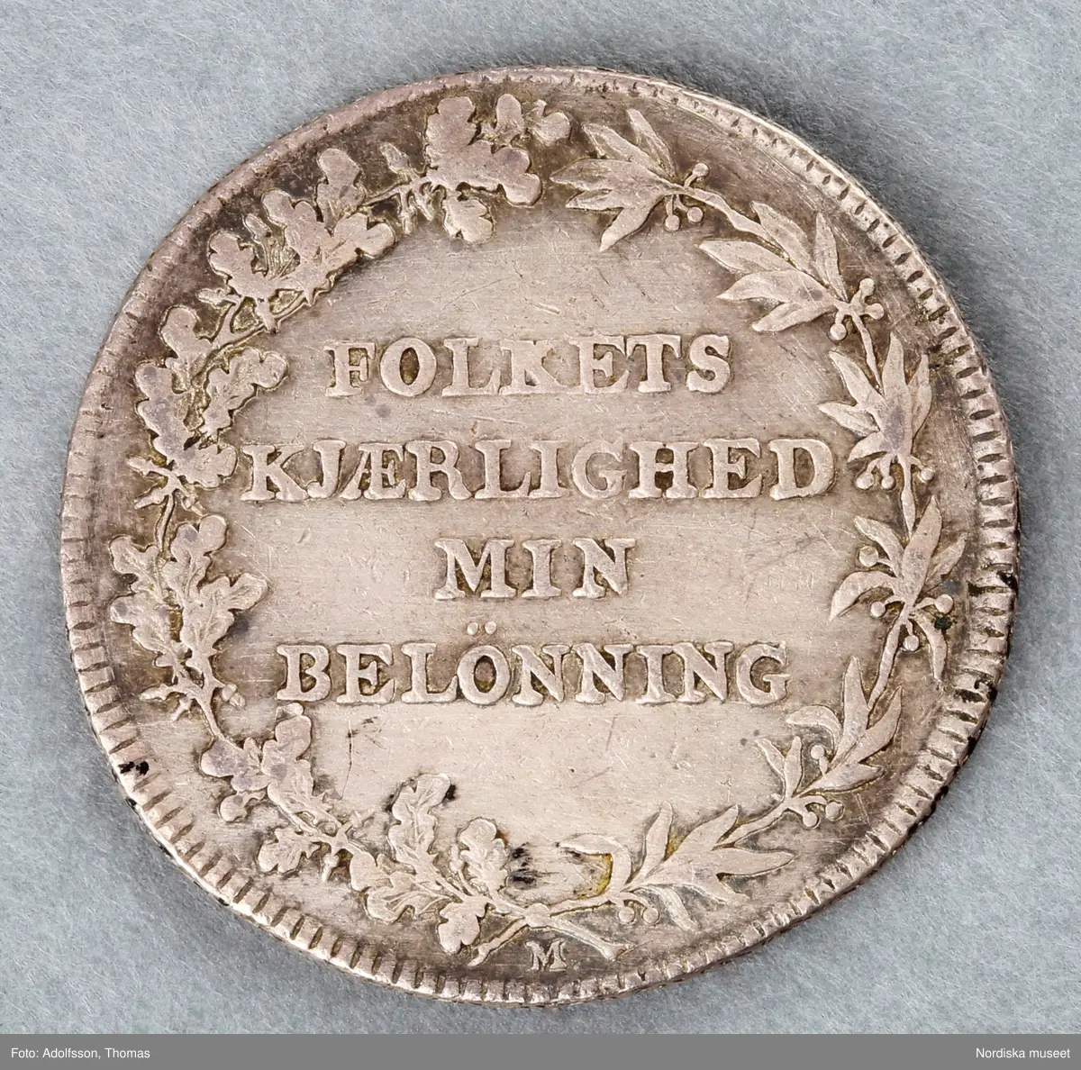 A:
Åtsida: Karl XIII:s bröstbild, frånsida: inskrift "FOLKETS VÄL MIN HÖGSTA LAG".

B:
Åtsida: Carl XIV Johan, bröstbild med kunglig krona, kröningsmantel och de fyra svenska ordenskedjorna. Valspråk på frånsidan "CARL XIV JOHAN SV: OG NORG: K: KRONET 1818". 