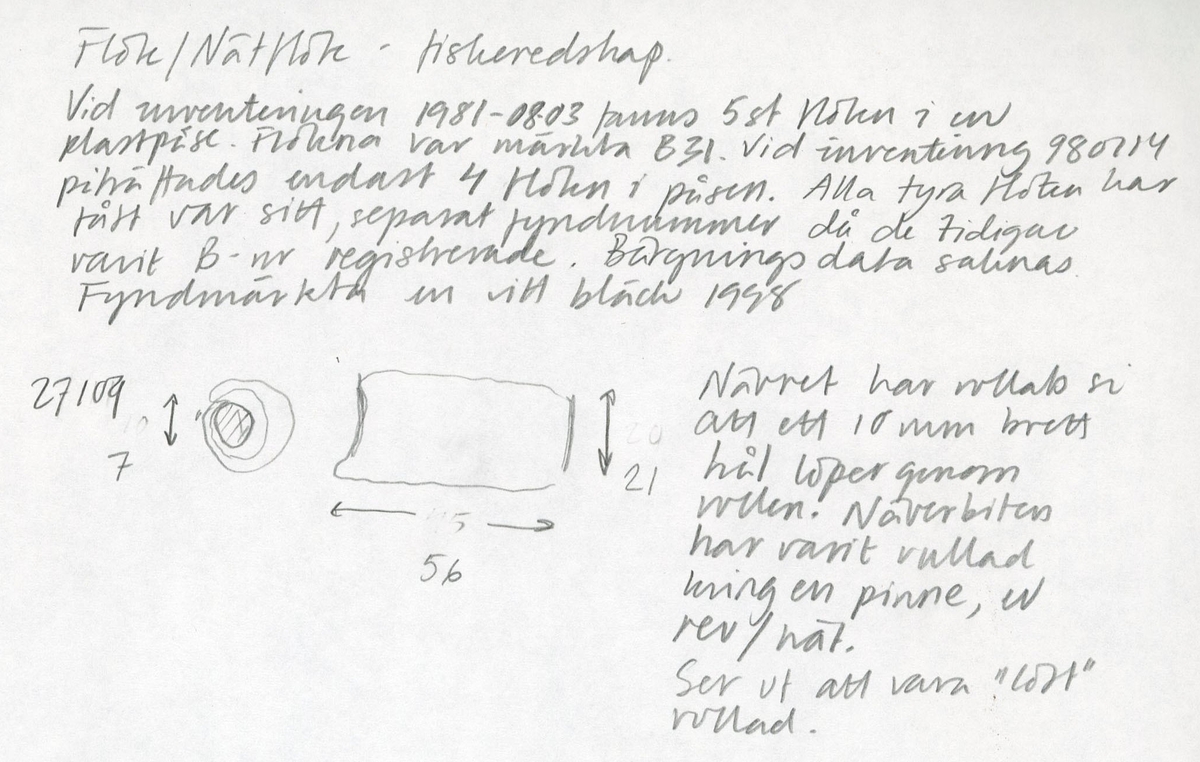 Ett flöte av näver. Flötet har formen av en rulle. I flötets mitt finns ett ca 10 mm brett hål som lötper genom rullen. Flötet är välbevarat.