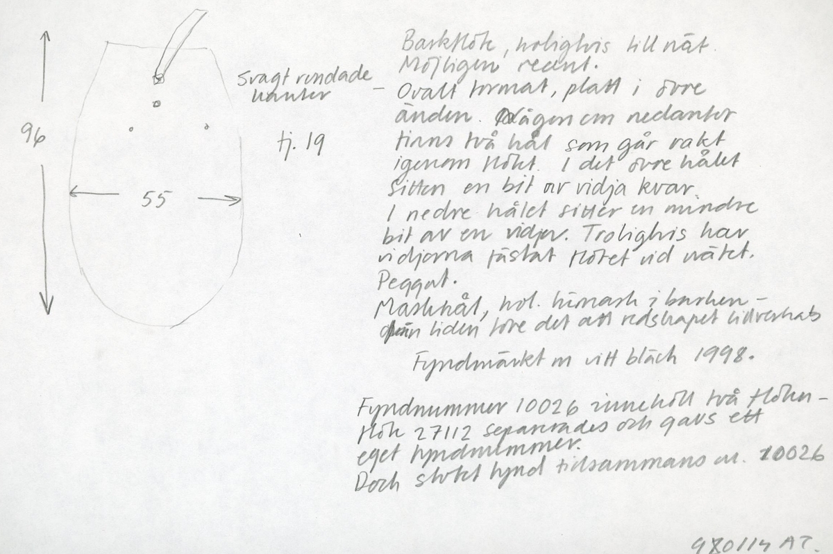 Ett ovalt flöte av bark. I flötets övre del finns två mindre hål, med kvarsittande band av rot. Flötet är välbevarat.
