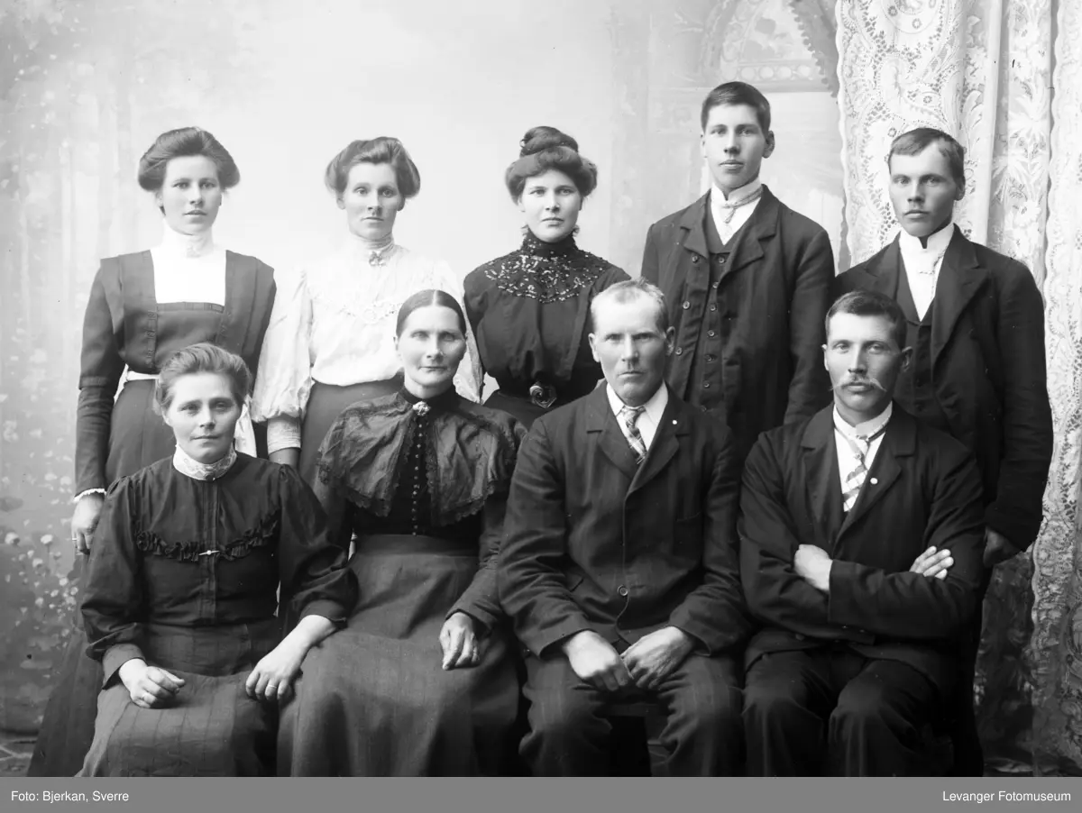 Gruppebilde av familien Hojem