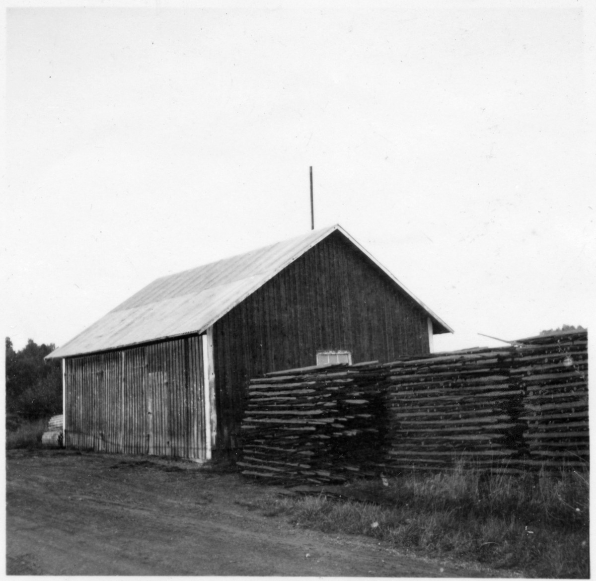 Vägstation D9, Vagnhärad, filial Svärdsbro. Garagebyggnad. Upplag av snöskärmar.