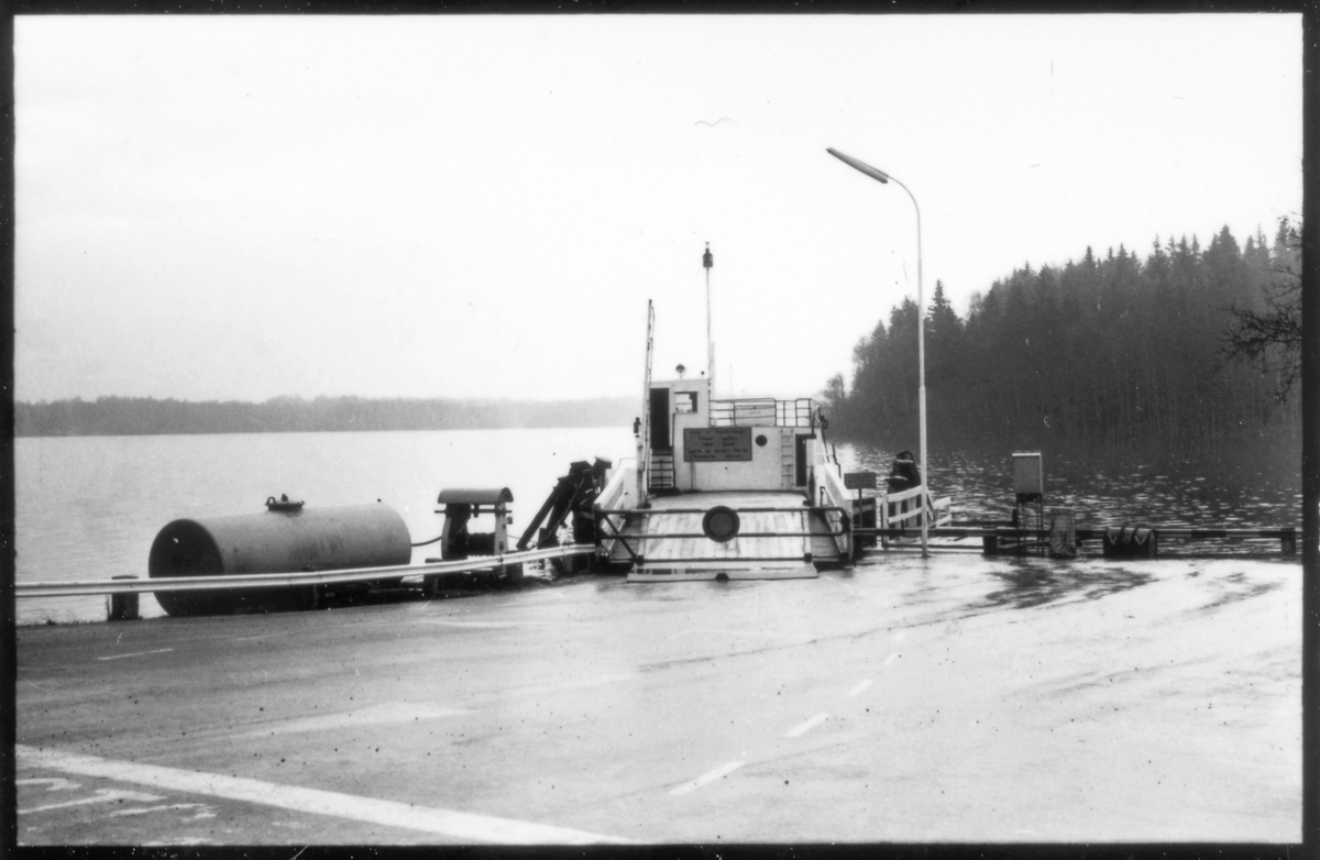 Vägstation F5, Unnaryd, färjeläget Bolmsö. Färjeläget med färja 61/167 Bolm vid kaj.