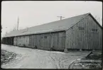 Vägstation F8 och F9, Värnamo. Förrådsbyggnad, bortre delen öppet skjul.