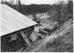 Vägstation F10, Tranås, filial Hullaryd. Baksida av förrådsbyggnad med sidoplog, trumma till grussorteringsverk, skopelevator.