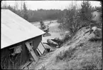 Vägstation F10, Tranås, filial Hullaryd. Baksida av förrådsbyggnad med sidoplog, trumma till grussorteringsverk, skopelevator.