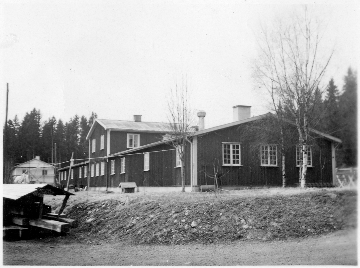 Vägstation G4, Bergsnäs. Byggnad med mittdel i två våningar, troligtvis kontorsdel, flankerade av två längor garage (baksidan). Hundkoja.