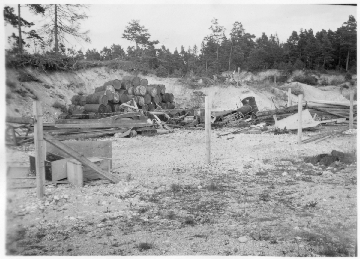 Vägstation I1, Lärbro, filial, grusgrop, Barshaga. Upplag av diverse material, "skrot", bland annat bränslefat.