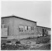 Vägstation O3, Skårby. Vägstationens huvudbyggnad med verkstad, kontor och garage. Byggandet av ny vägstation. På trappan till kontorsdelen smidesräcke med smidd text 